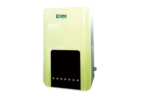 Una caldaia elettrica fissata al muro 12kW da 380 volt con superficie di riscaldamento 140m2
